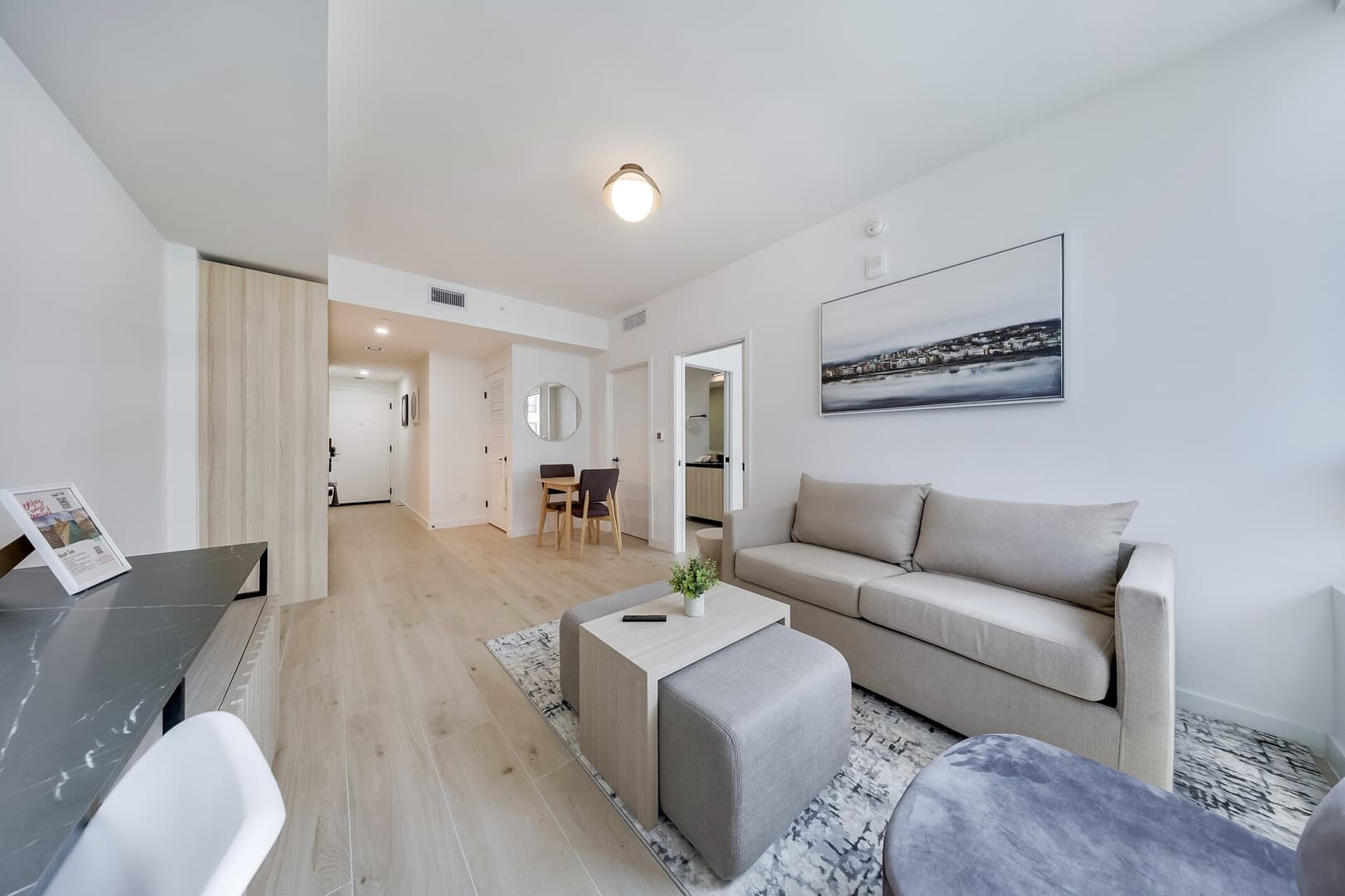 Modern Luxury 1BR | FREE parking Condo