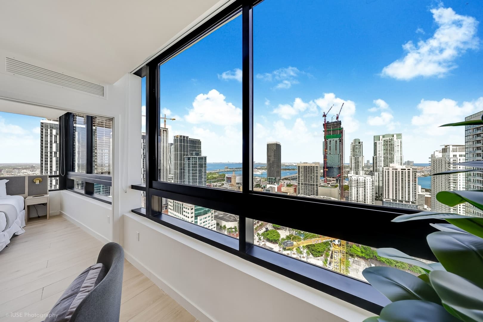 Penthouse Skyline Views| FreeParking + Amenities